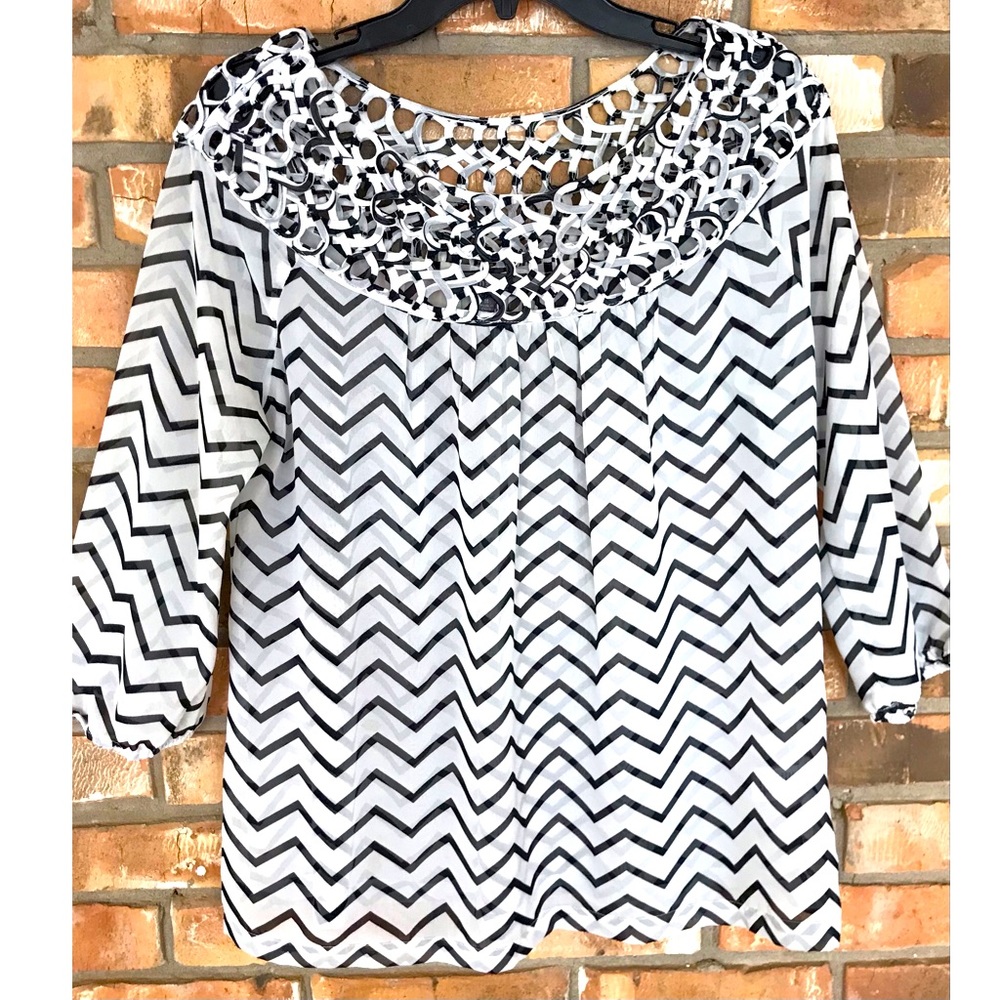 Umgee Women’s Black and White Chevron Print Top  Medium